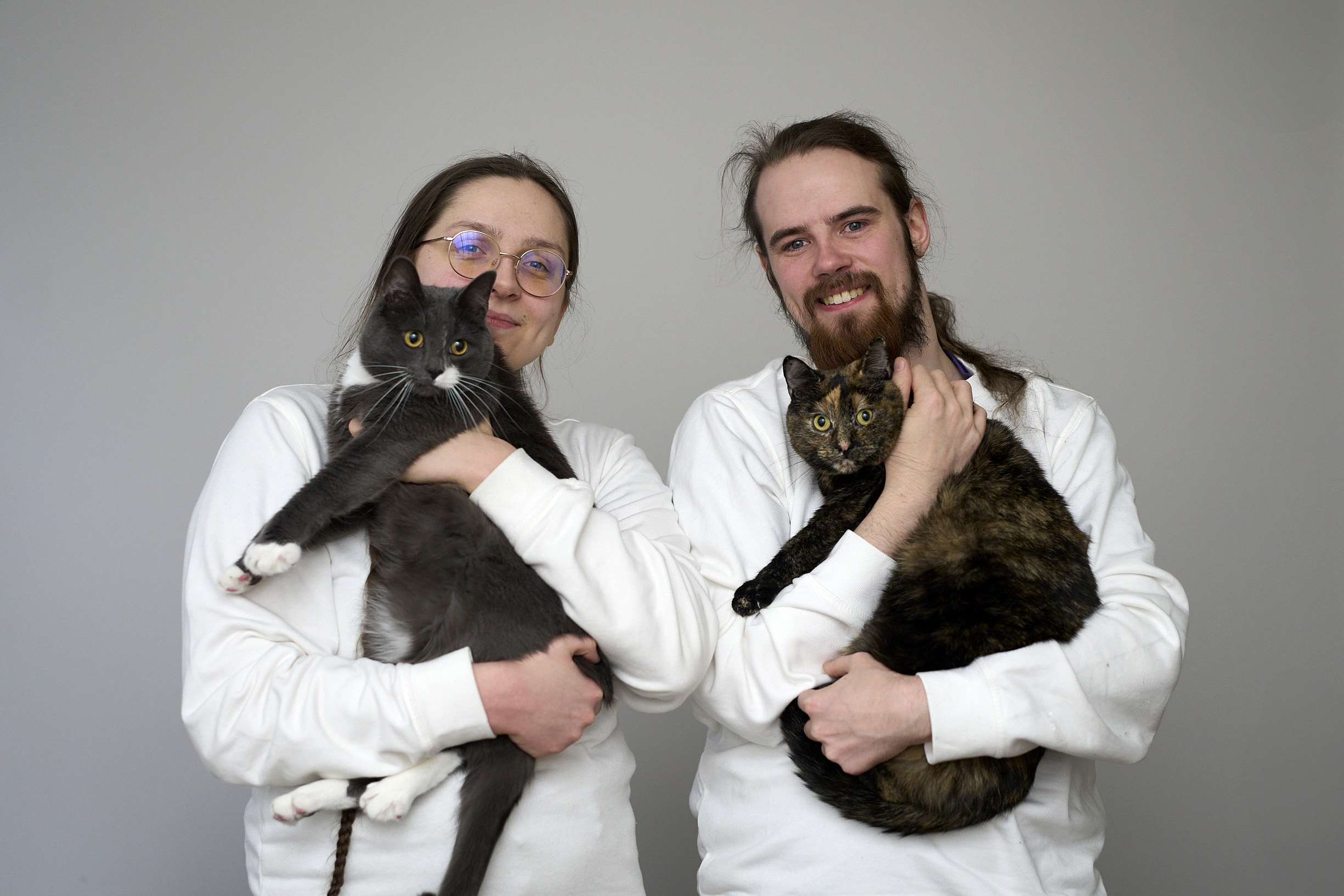 Elin Haugum with her house cat Frosk and Andreas Leander Karlsen Berg with his house cat Bønna.