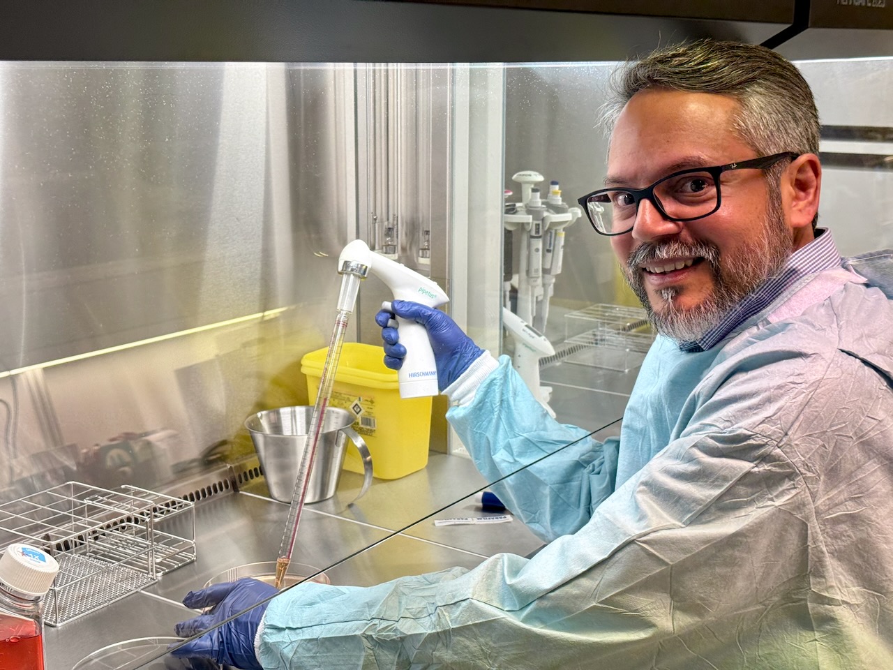 Rajeevkumar Raveendran Nair in his laboratory at the Kavli Institute NTNU